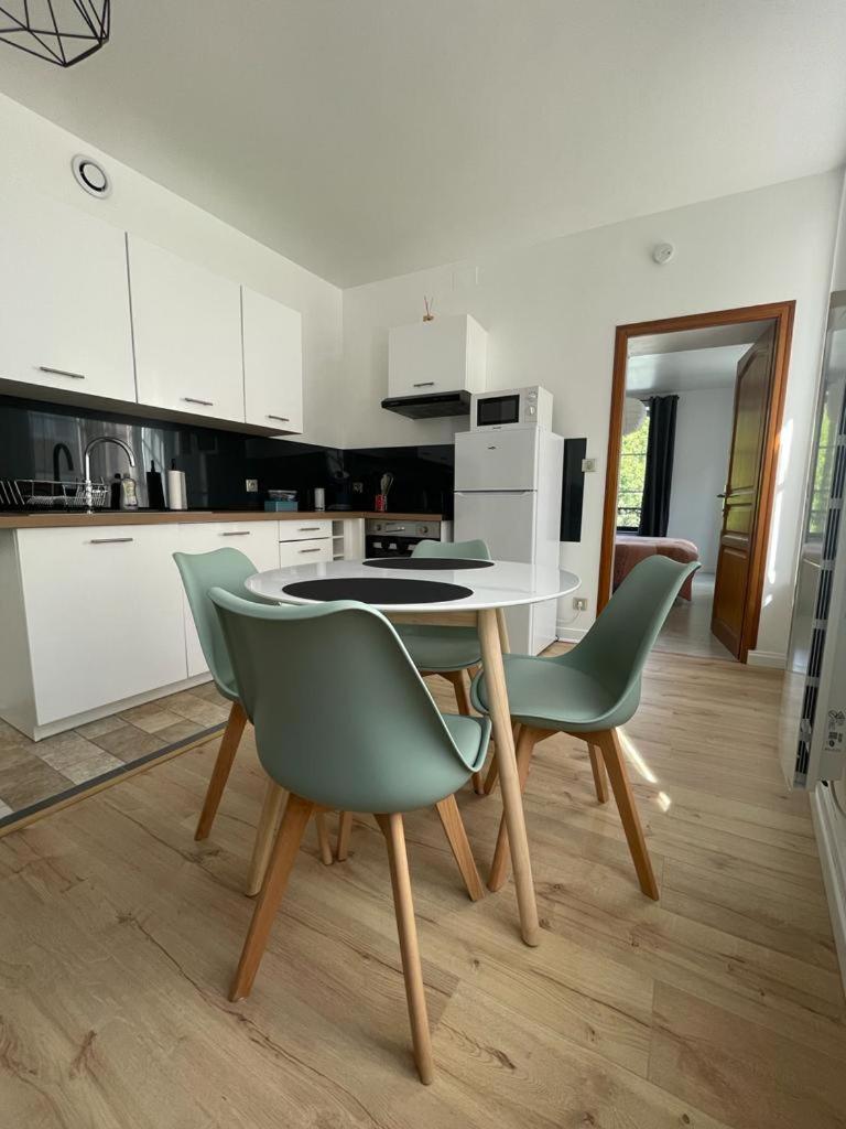 Appartement Le Petit Charcot Charleville-Mezieres Exterior photo